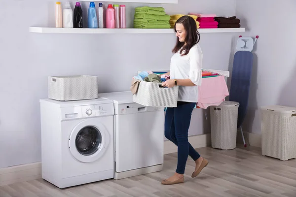 Mujer Joven Sonriente Parada Cerca Lavadora Con Cesta Ropa Cocina — Foto de Stock