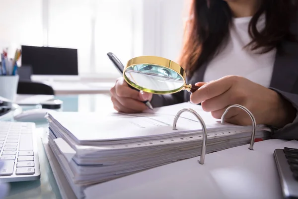 Närbild Affärskvinna Hand Kontrollera Bill Genom Förstoringsglas Arbetsplatsen — Stockfoto