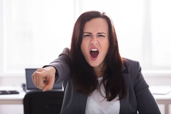 Angry Businesswoman Gritando Apontando Dedo Escritório — Fotografia de Stock