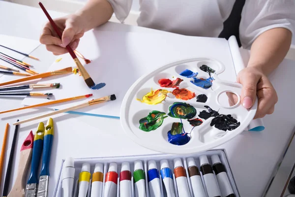 Närbild Kvinnlig Konstnärs Hand Hålla Paint Palette Medan Målning Duk — Stockfoto