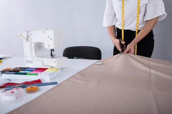 Tissu Coupe Main Créateur Mode Femelle Avec Des Ciseaux Sur — Photo