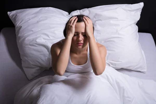 Jonge Vrouw Zittend Bed Lijden Aan Hoofdpijn — Stockfoto