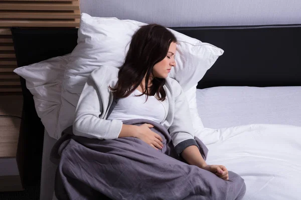 Vista Ângulo Alto Uma Jovem Mulher Deitada Cama Sofrendo Dor — Fotografia de Stock