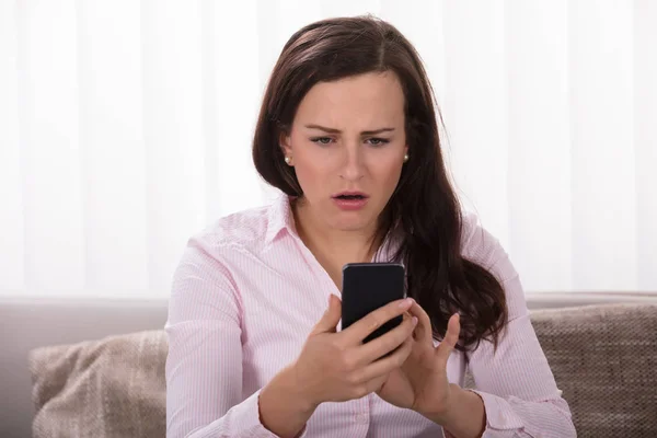 Närbild Chockad Ung Kvinna Tittar Mobiltelefon — Stockfoto