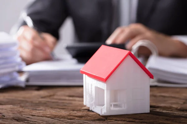 Primer Plano Modelo Casa Con Techo Rojo Escritorio Madera —  Fotos de Stock