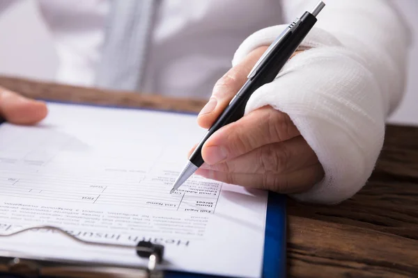 Close Van Een Ondernemer Met Gebroken Arm Houten Bureau Ziektekostenverzekering — Stockfoto