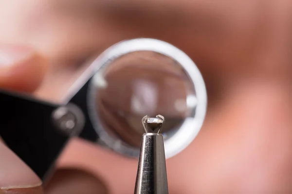 Närbild Persons Hand Kontrollera Kvaliteten Diamant — Stockfoto