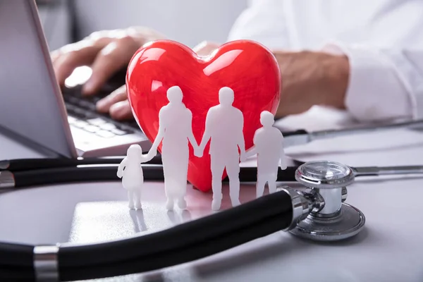 Close Figuras Família Forma Coração Vermelho Estetoscópio Frente Médico Usando — Fotografia de Stock
