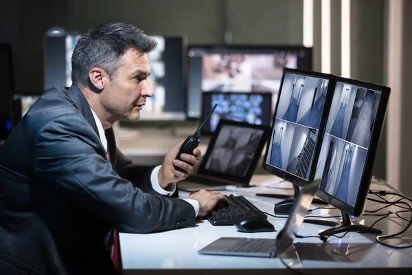 Zakenman Praten Walkie Talkie Tijdens Het Kijken Naar Cctv Camera — Stockfoto