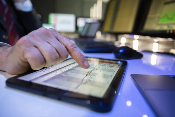 Close Mão Corretor Mercado Ações Trabalhando Com Gráfico Tablet Digital — Fotografia de Stock