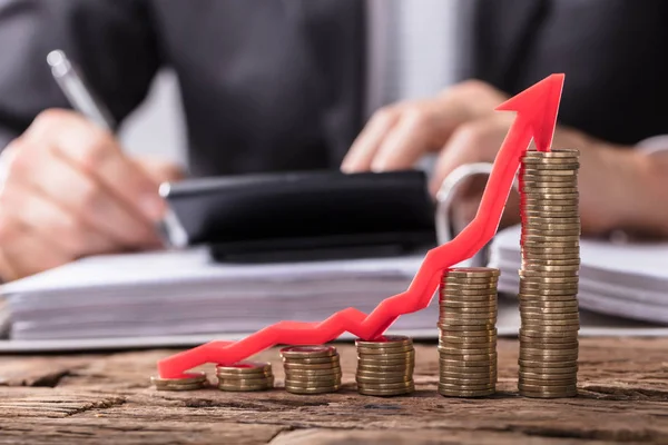 Increasing Golden Coins Red Arrow Showing Upward Direction Front Businessperson — Stock Photo, Image