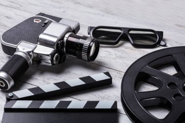 Film kamera, 3d gözlük, Film Reel ve Clapper tahta ahşap tahta üzerinde