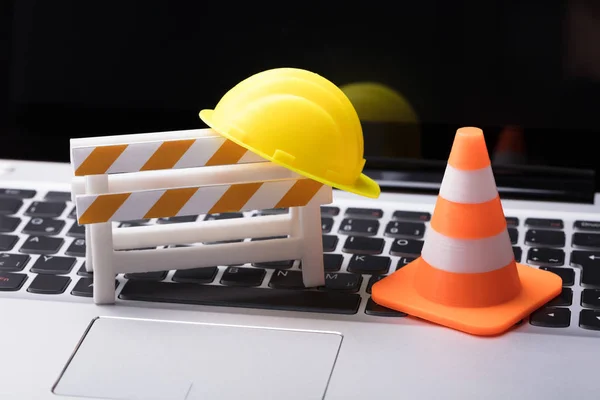 Road Barrière Met Hard Hat Traffic Cone Laptop Toetsenbord — Stockfoto