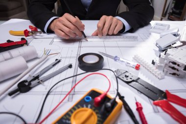 Close-Up Mimarlık'ın el çizimi Blueprint önünde çeşitli Worktools