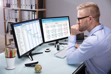 Yan görünümü Gantt Grafiği Office bilgisayarda arıyorum genç işadamı