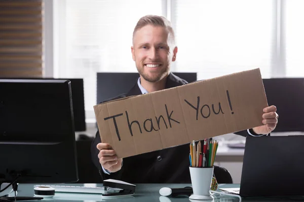 Retrato Joven Empresario Sonriente Sosteniendo Cartón Con Texto Agradecimiento — Foto de Stock