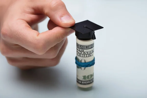 Close Mão Uma Pessoa Colocando Chapéu Graduação Preto Sobre Notas — Fotografia de Stock