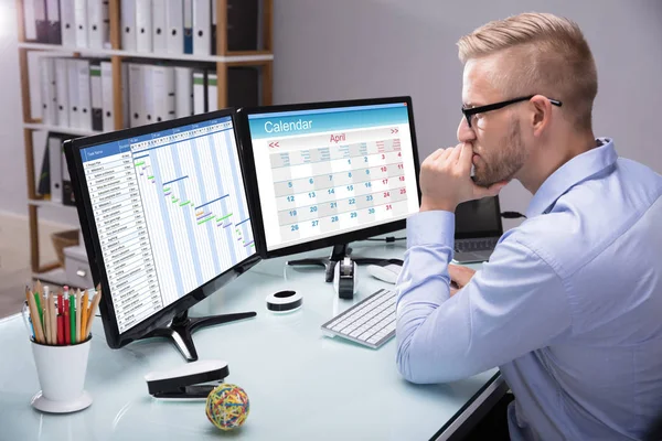 Vista Lateral Jovem Empresário Olhando Para Gráfico Gantt Computador Escritório — Fotografia de Stock