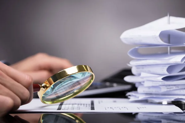 Nahaufnahme Der Hand Eines Geschäftsmannes Der Arbeitsplatz Die Rechnung Durch — Stockfoto