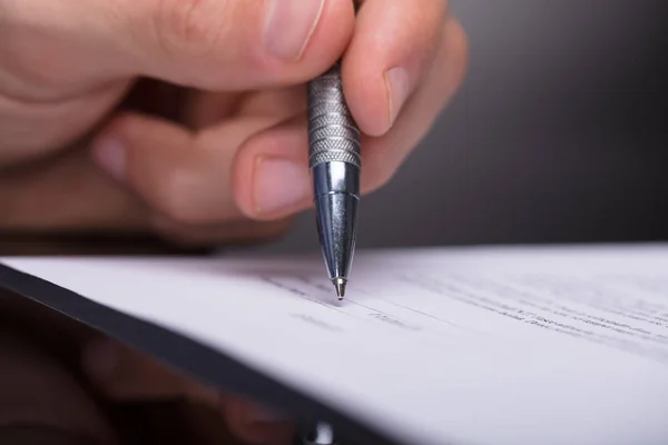 ペンを使ってドキュメントに署名する実業家の手の写真 — ストック写真