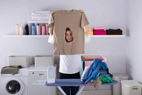 Donna Guardando Tessuto Bruciato Mentre Piedi Asse Stiro Lavanderia — Foto Stock