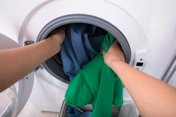 Närbild Kvinnas Hand Sätta Kläder Tvättmaskin — Stockfoto