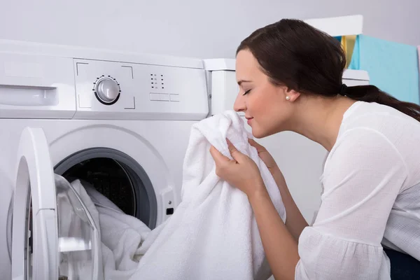 Close Young Woman Smelling White Cloth Washing Washing Machine — Stock Photo, Image