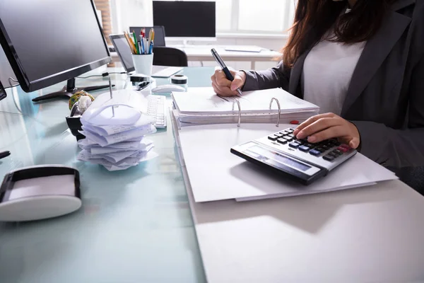 Nahaufnahme Der Hand Einer Unternehmerin Bei Der Rechnungsberechnung Mit Taschenrechner — Stockfoto