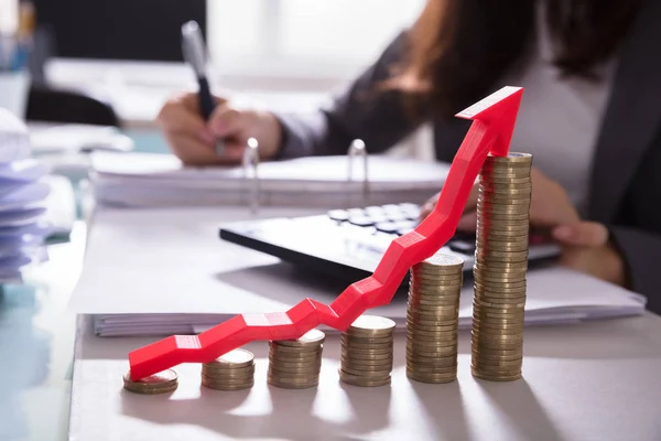 Increasing Golden Coins Red Arrow Showing Upward Direction Front Businessperson — Stock Photo, Image