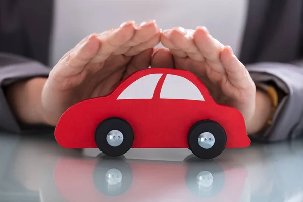 Primer Plano Mano Hombre Negocios Que Protege Coche Rojo Madera —  Fotos de Stock