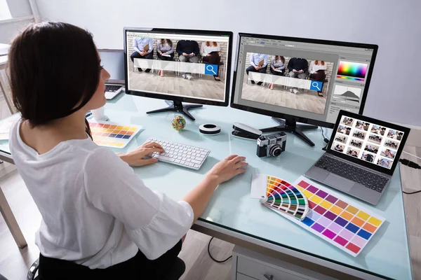 Yerindeki Çoklu Bilgisayarda Çalışan Bir Kadın Tasarımcının Yakın Çekimi — Stok fotoğraf