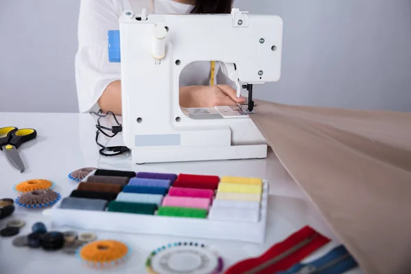 Модний Дизайнер Працює Над Швейною Машинкою Зшивання Довгої Тканини — стокове фото