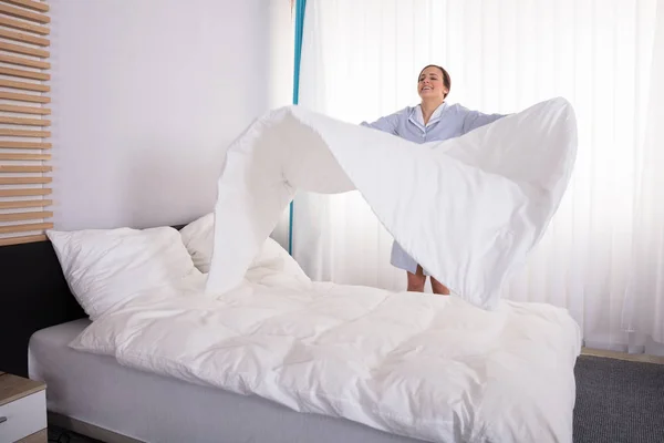 Sonriente Joven Ama Casa Femenina Ama Llaves Organización Sábanas Cama —  Fotos de Stock