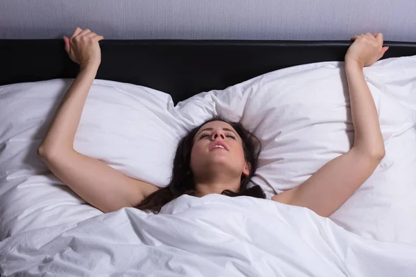 Pemandangan Sudut Tinggi Seorang Wanita Muda Tempat Tidur Mendapatkan Orgasme — Stok Foto