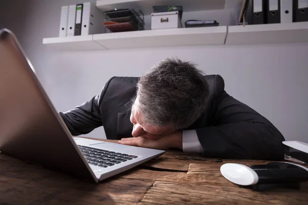 Affärsman Som Sover Office Med Laptop Trä Skrivbord — Stockfoto