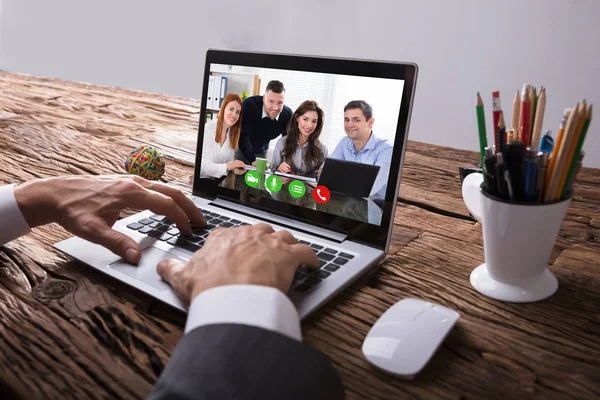 Close Mão Empresário Videoconferência Com Colegas Laptop Sobre Mesa Madeira — Fotografia de Stock