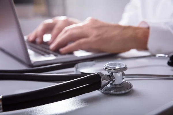Close Estetoscópio Frente Médico Que Trabalha Laptop — Fotografia de Stock