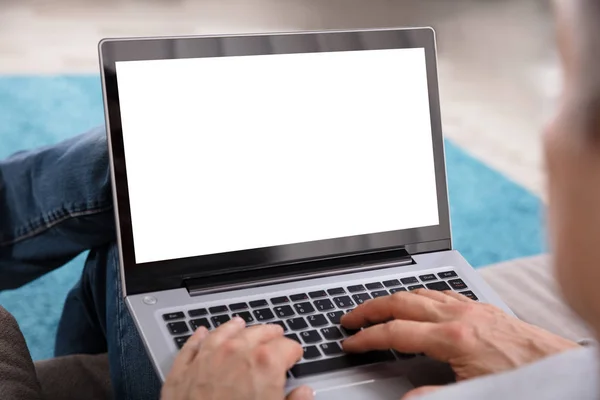 Close Person Hand Using Laptop Showing Blank White Screen — Stock Photo, Image