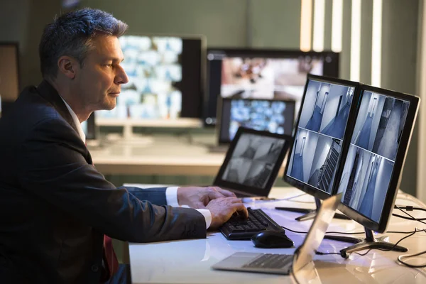 Vista Lateral Hombre Negocios Maduro Mirando Las Imágenes Cámara Cctv — Foto de Stock