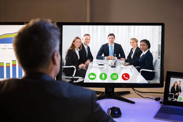 Visão Traseira Empresário Videoconferência Com Colegas Felizes Computador Local Trabalho — Fotografia de Stock