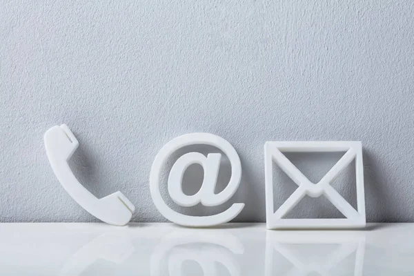 Kontaktmethoden Nahaufnahme Eines Telefons Einer Mail Und Eines Postsymbols Einer — Stockfoto