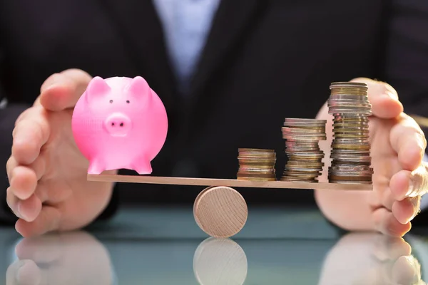 Ondernemer Hand Bescherming Piggy Bank Gestapelde Munten Wip Evenwicht — Stockfoto