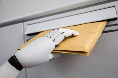 Bir Robotik El Posta Kutusuna Zarf Sokan Yakın Çekim
