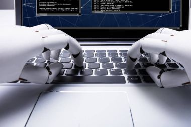Bir robot el Laptop tuş takımında yazmak yakın çekim