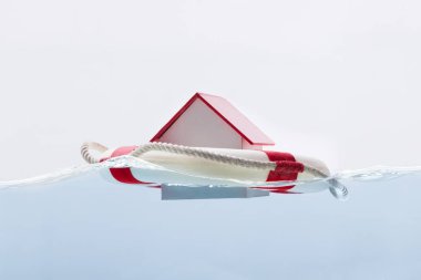Lifebuoy beyaz arka plan üzerinde yüzen bir ev Close-Up