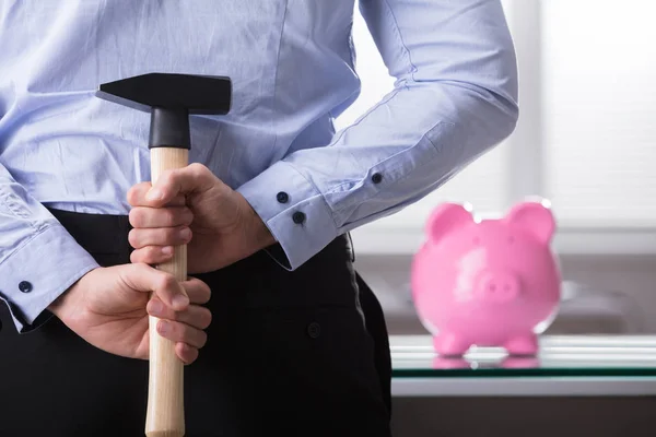 Ondernemer Verbergen Hamer Voor Piggy Bank — Stockfoto