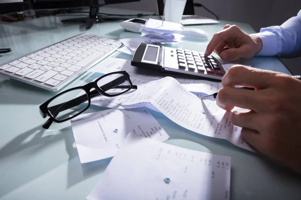 Nahaufnahme Der Hand Eines Geschäftsmannes Bei Der Berechnung Des Kassenbons — Stockfoto