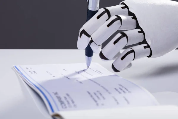 Foto Van Robot Hand Ondertekening Van Cheque Met Pen — Stockfoto