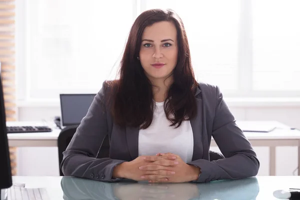 Retrato Una Joven Empresaria Segura Sentada Cargo — Foto de Stock