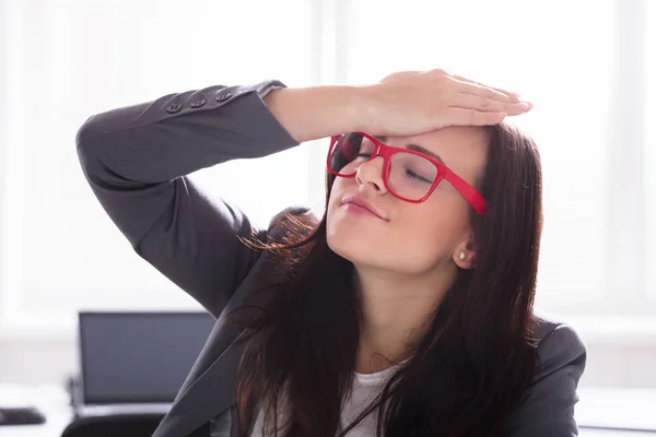 Joven Empresaria Con Mano Frente Con Gafas Rojas — Foto de Stock